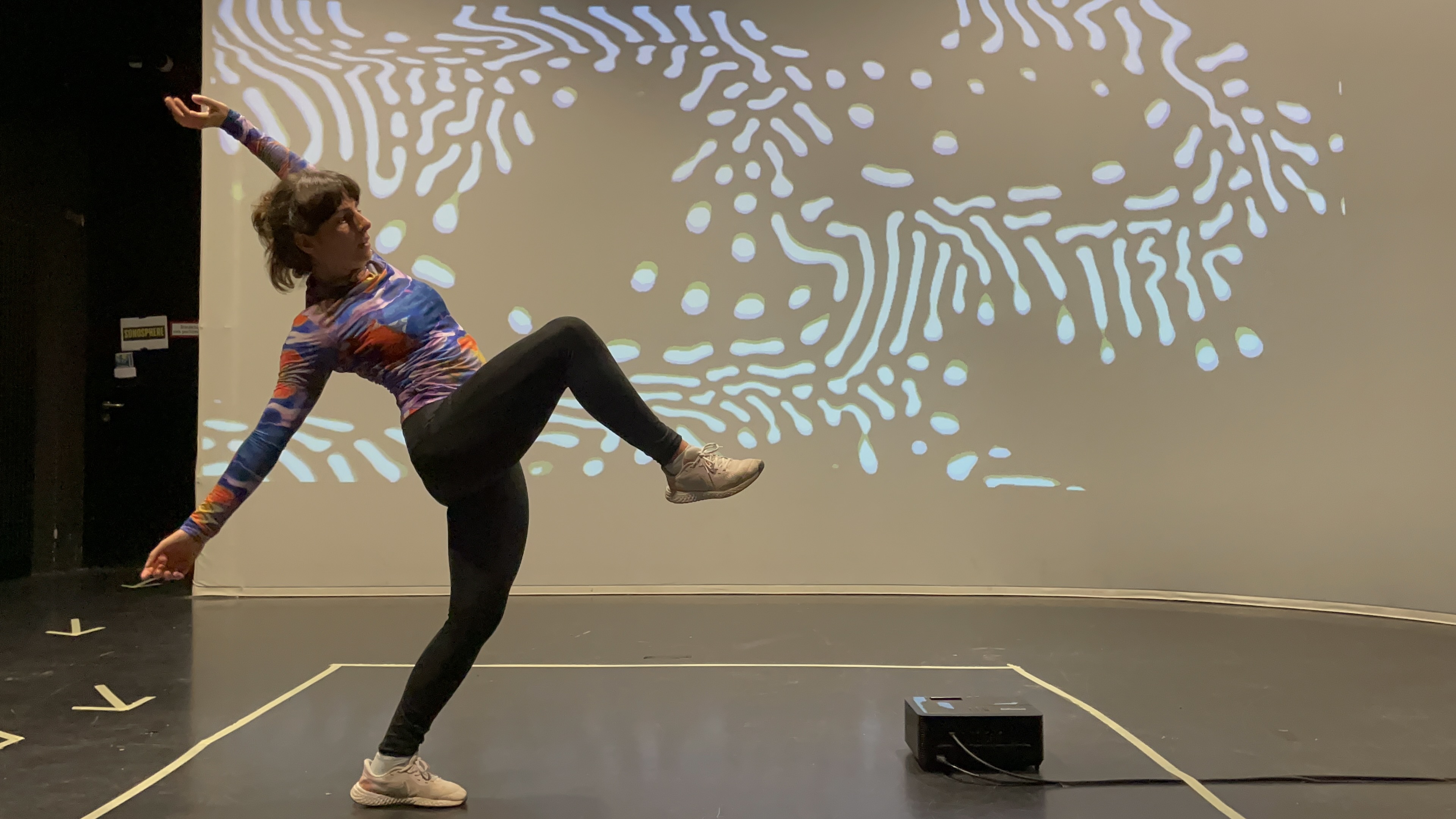 Sonosphere — Werkschau HS Offenburg, Tänzerin mit generativer Projektion